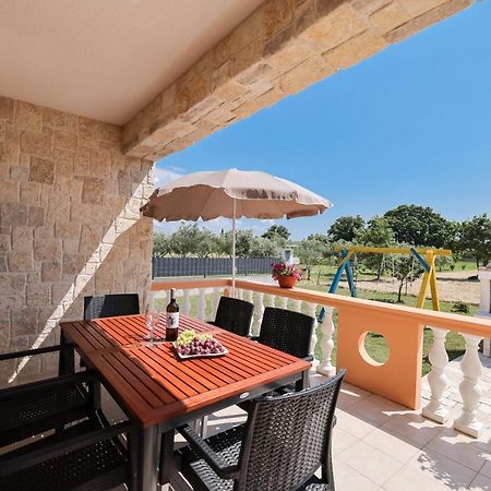 Villa Stone House With Pool Nin Exteriér fotografie